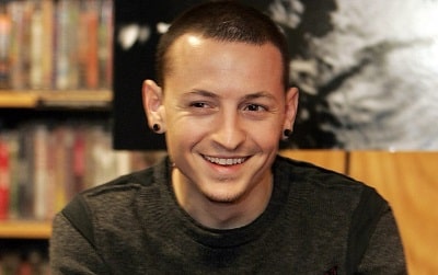 A picture of late Chester Bennington.